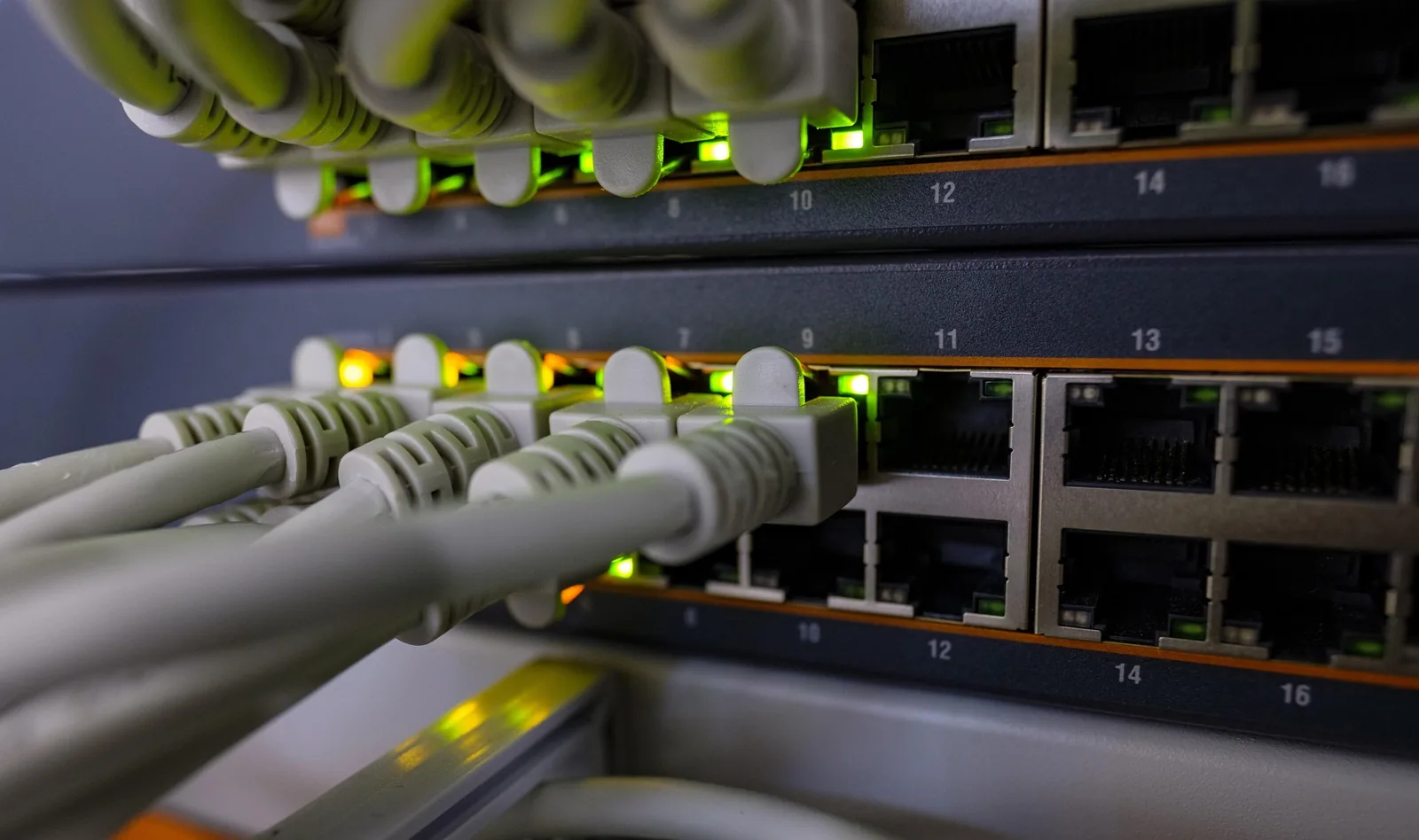 Switch di rete con cavi Ethernet collegati e luci di stato accese